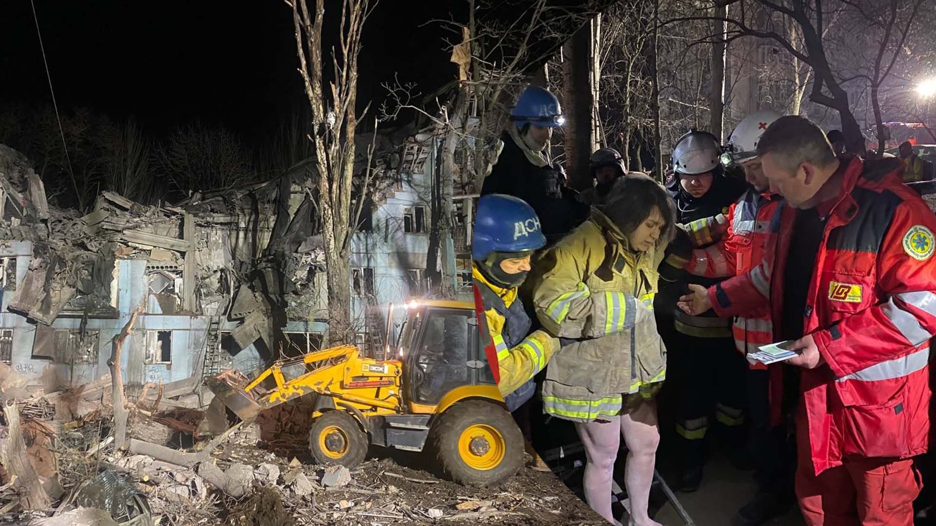 Росія вдарила по багатоповерхівці в Запоріжжі: моторошні кадри з місця трагедії - 24 Канал Росія вдарила по багатоповерхівці в Запоріжжі: моторошні кадри з місця трагедії - 24 Канал