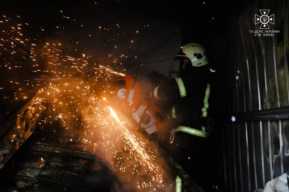 У Києві сталась масштабна пожежа на СТО: кадри з місця події - 24 Канал У Києві сталась масштабна пожежа на СТО: кадри з місця події - 24 Канал