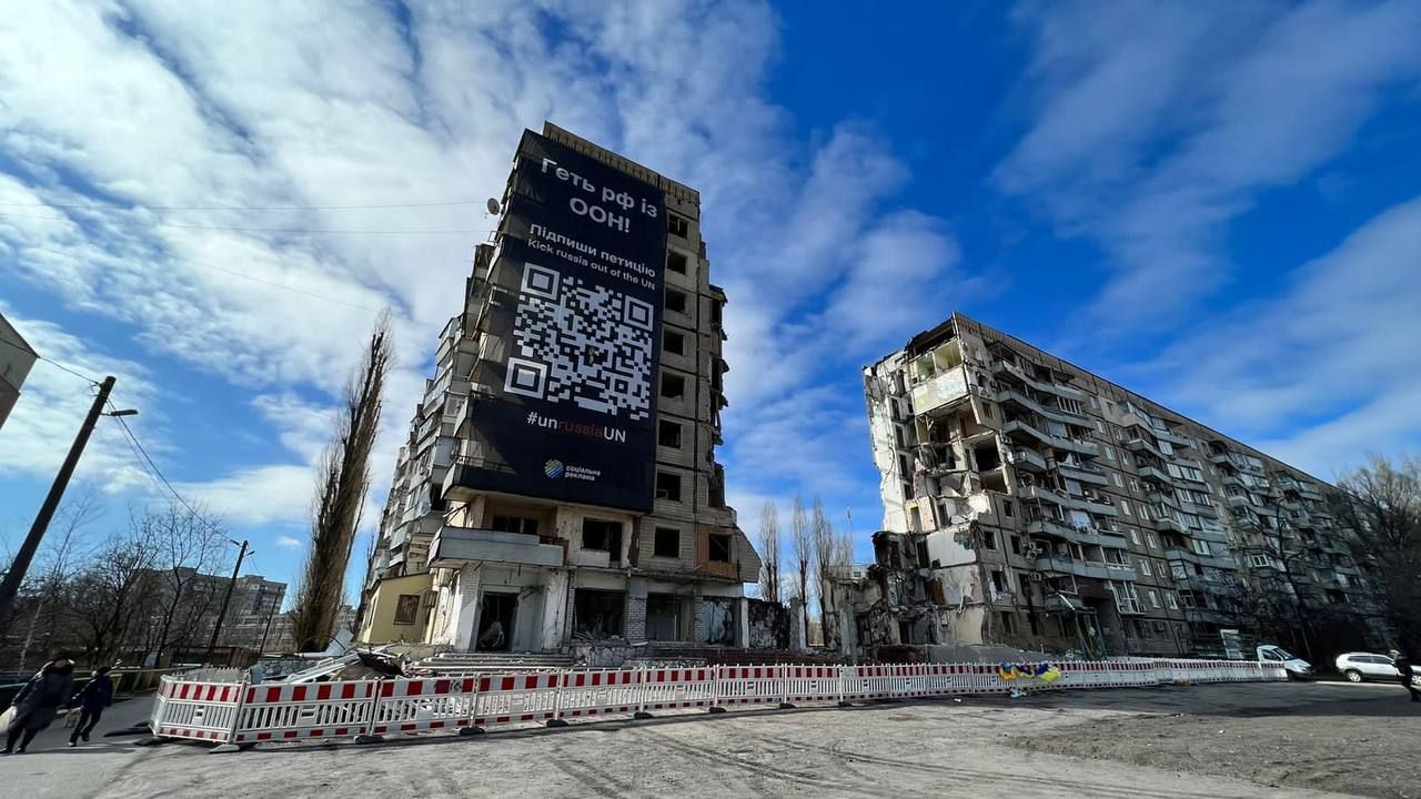 Удар по дому в Днепре 14.01.2023 – активисты разместили баннер Удар по дому в Днепре 14.01.2023 – активисты разместили баннер