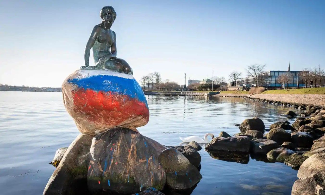 В Копенгагене осквернили памятник Русалочке - нарисовали флаг России - 24 Канал