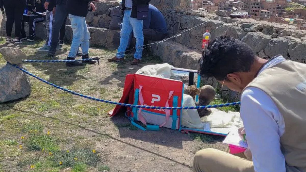 Мужчина носил в сумке-холодильнике 600-летнюю мумию, которую он называет своей "девушкой" Мужчина носил в сумке-холодильнике 600-летнюю мумию, которую он называет своей "девушкой"