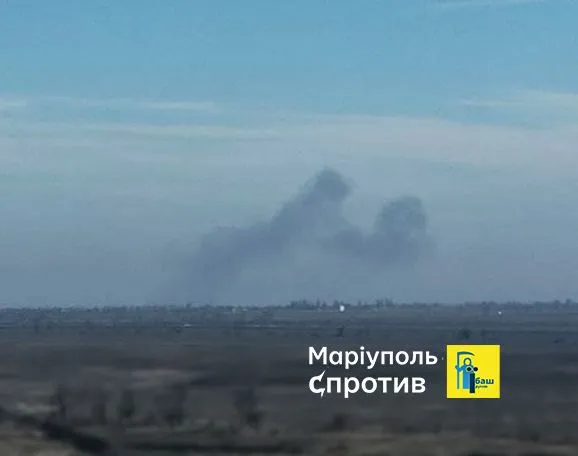 В небе поднялся дым после взрывов в Мариуполе В небе поднялся дым после взрывов в Мариуполе
