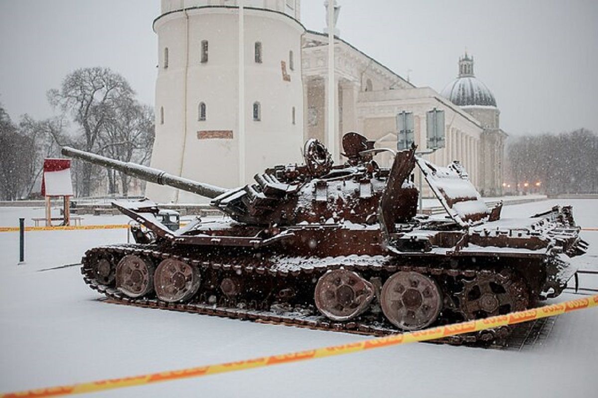 В Литве выставили на продажу подбитый российский танк
