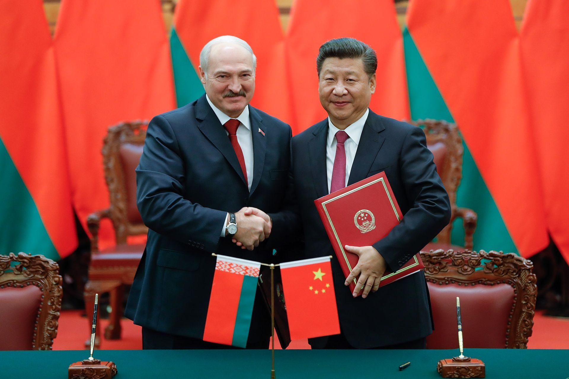 Сі Цзіньпін прикриває Лукашенка