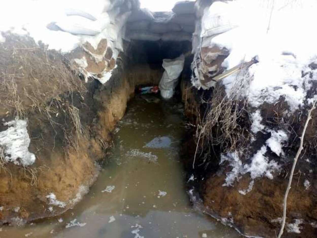 Військовий ЗСУ пірнув у затоплений окоп і дістав боєприпаси - у мережі з'явилося відео - 24 Канал Військовий ЗСУ пірнув у затоплений окоп і дістав боєприпаси - у мережі з'явилося відео - 24 Канал