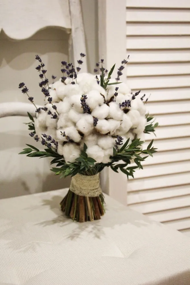 На 8 марта можно подарить букет с хлопком. На 8 марта можно подарить букет с хлопком.