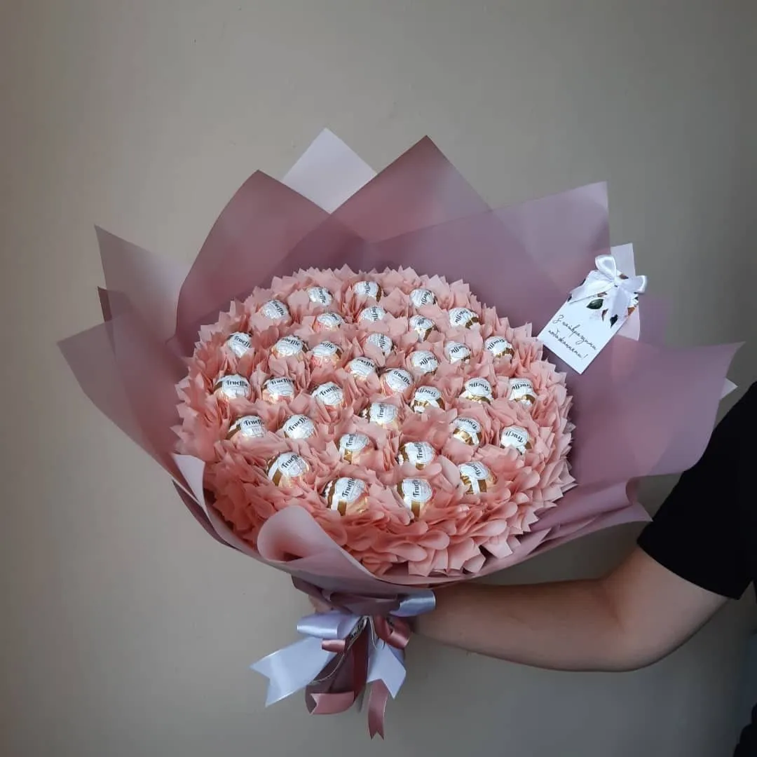 На 8 марта можно подарить букет из конфет На 8 марта можно подарить букет из конфет