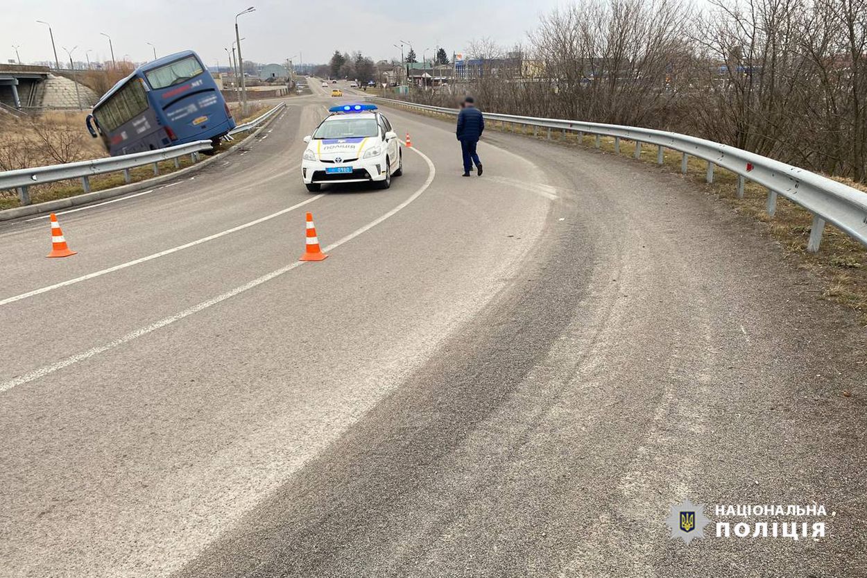 Аварія на трасі Київ – Одеса 3 березня 2023 - автобус злетів з дороги у Черкаській області- 24 Канал