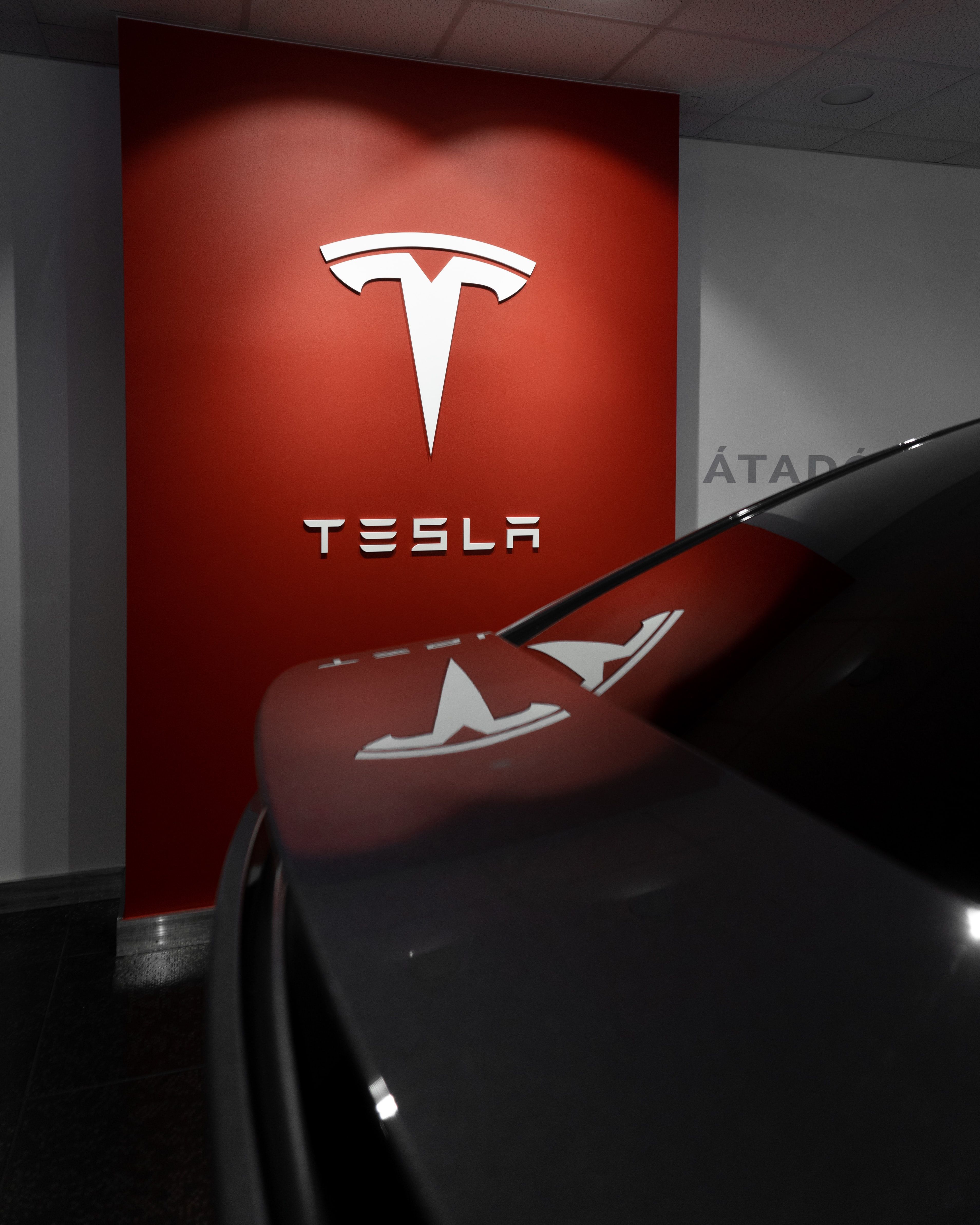 Tesla у лютому збільшила продажі електромобілів, виготовлених у Китаї
