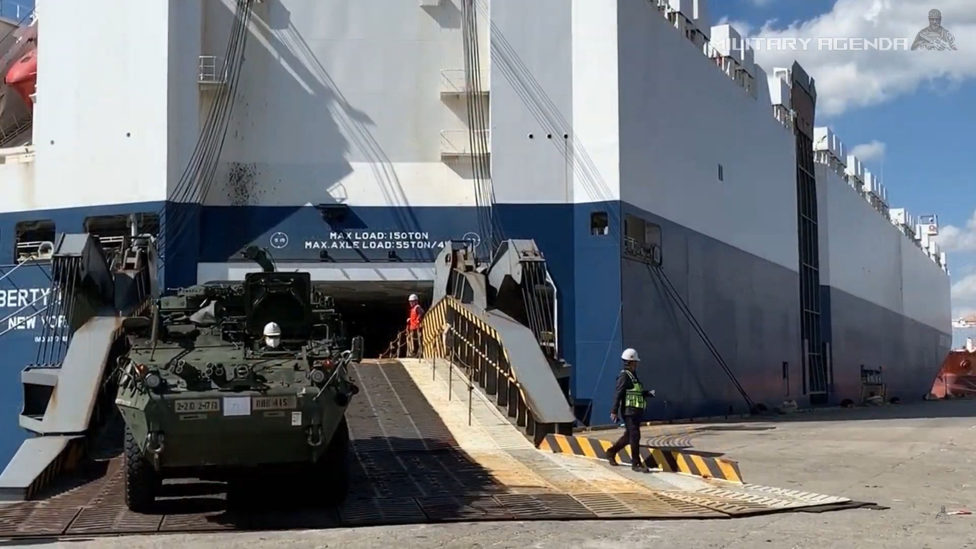 В Германию прибыли 90 БТР Stryker для Украины В Германию прибыли 90 БТР Stryker для Украины