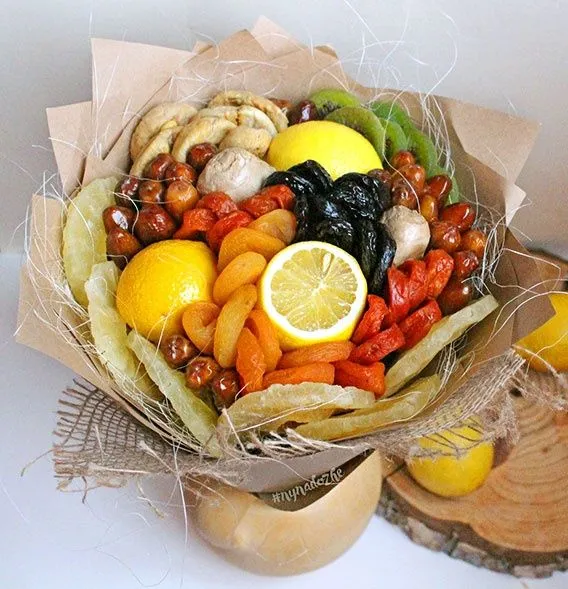 На 8 березня вчительці можна подарувати букет з фруктів На 8 березня вчительці можна подарувати букет з фруктів