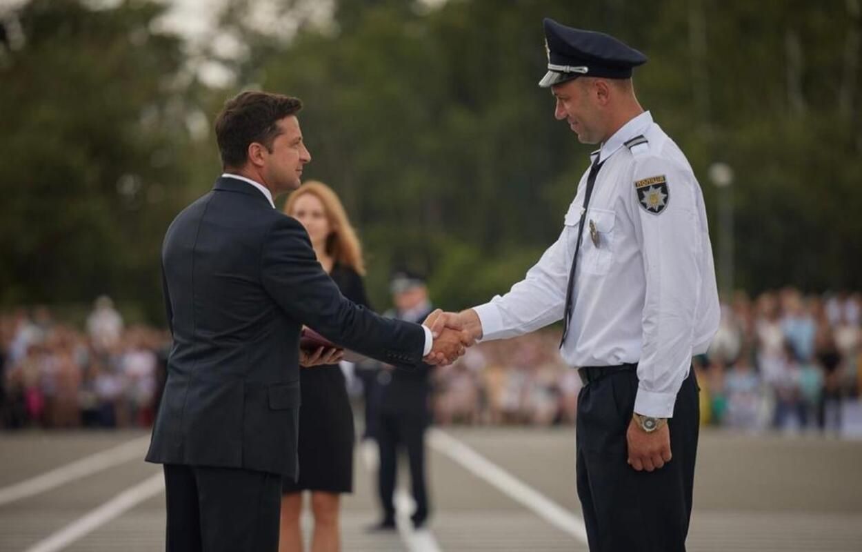 Помер лейтенант Борис Балашов - врятував 2 підлітків і отримав нагороду від Зеленського - 24 Канал Помер лейтенант Борис Балашов - врятував 2 підлітків і отримав нагороду від Зеленського - 24 Канал