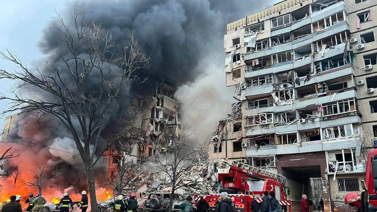 Российская ракета Х-22 разрушила здание в Днепре Российская ракета Х-22 разрушила здание в Днепре