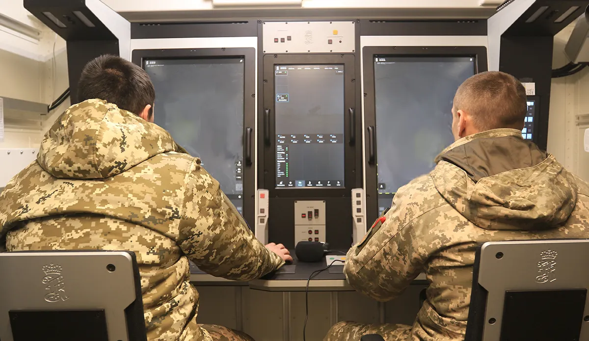 Украинские военные управляют ЗРК NASAMS Украинские военные управляют ЗРК NASAMS