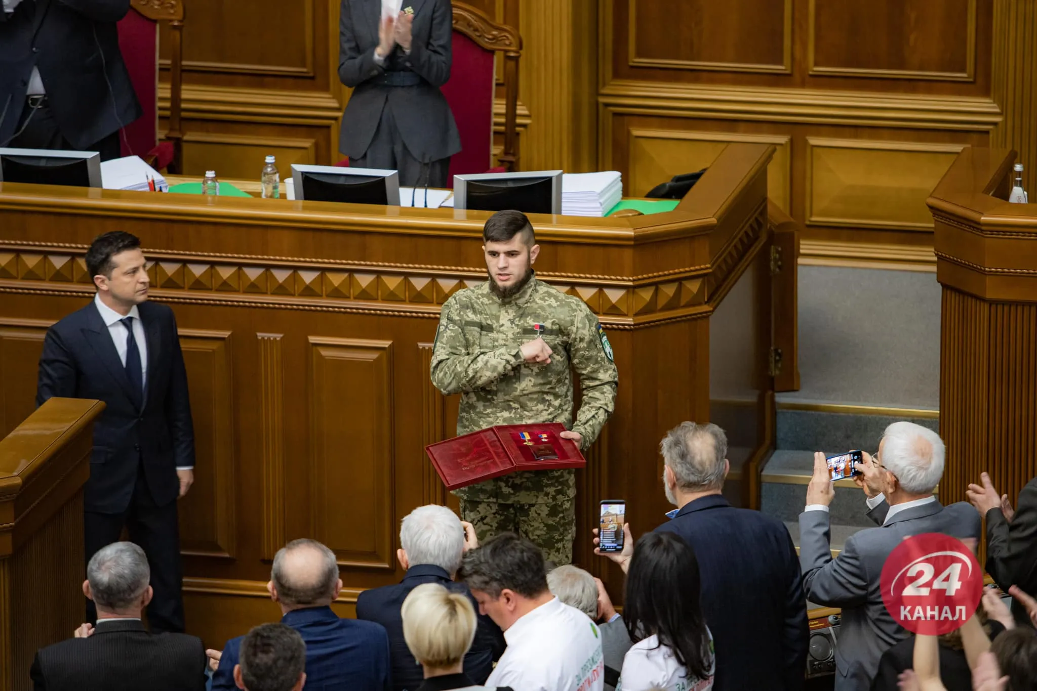 Дмитрий Коцюбайло получает награду