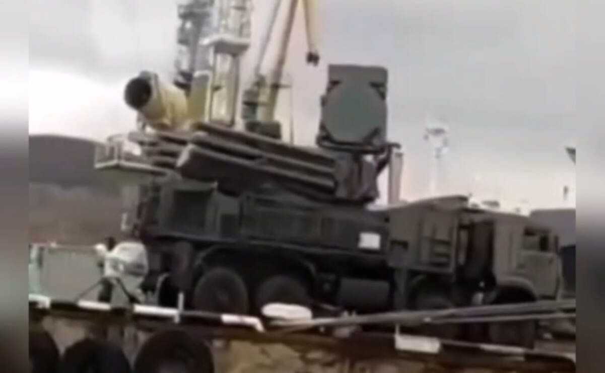 В Туапсе россияне завезли ПВО Панцирь - видео В Туапсе россияне завезли ПВО Панцирь - видео