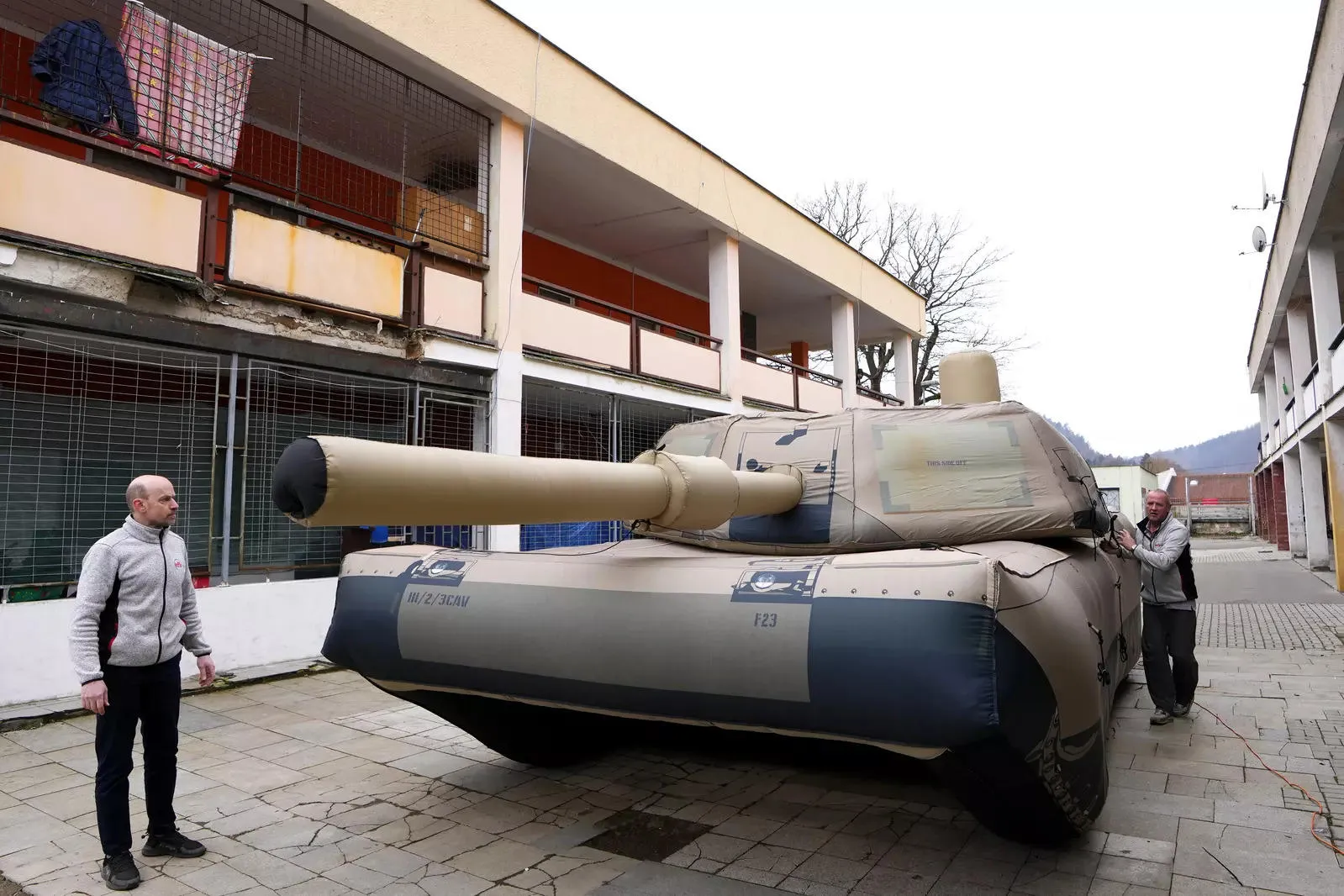 надувний танк
