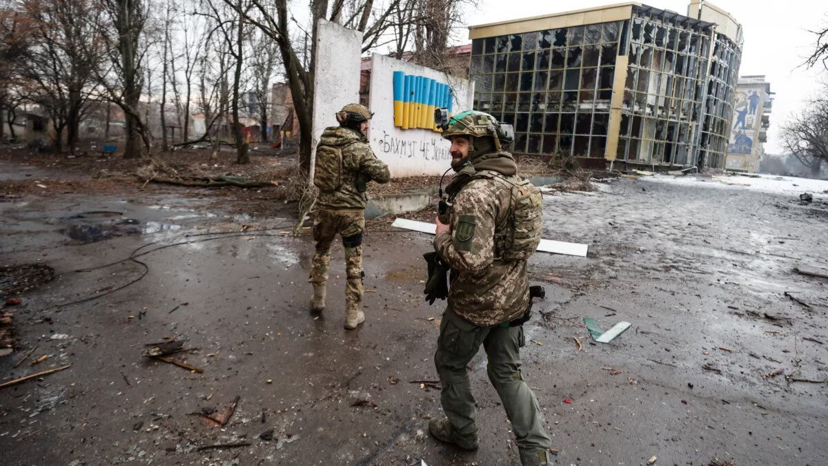 Бахмут - кульмінація війни - як оборона допомогає підготовці наступу