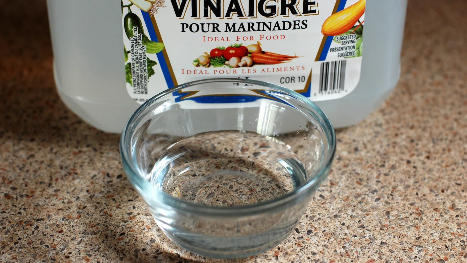 Избавиться от накипи на чайнике поможет уксус Избавиться от накипи на чайнике поможет уксус