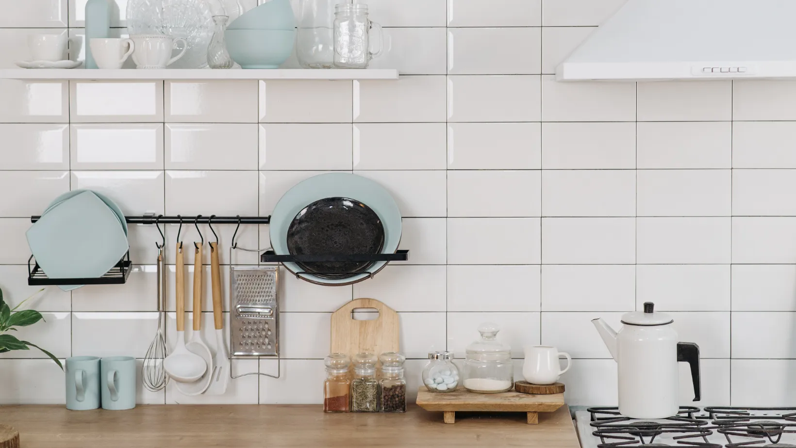 Очистить чайник можно раствором из соды. Очистить чайник можно раствором из соды.