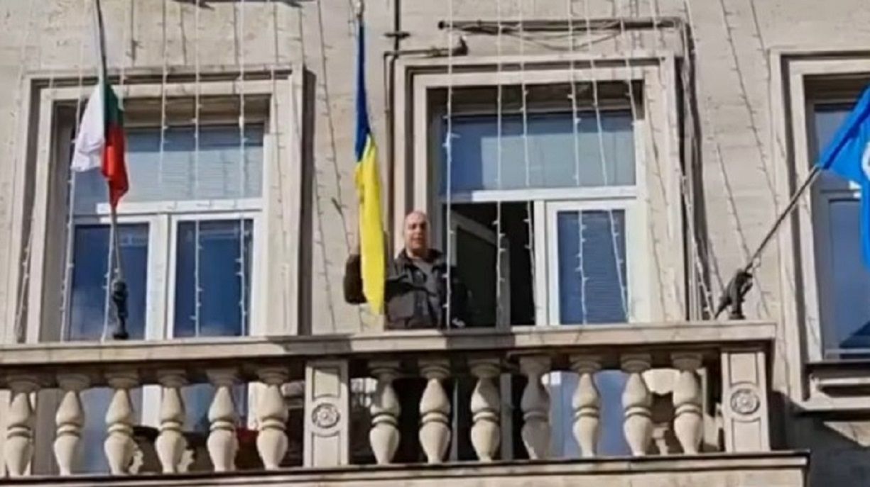 В Болгарии политик выбросил из мэрии флаг Украины В Болгарии политик выбросил из мэрии флаг Украины