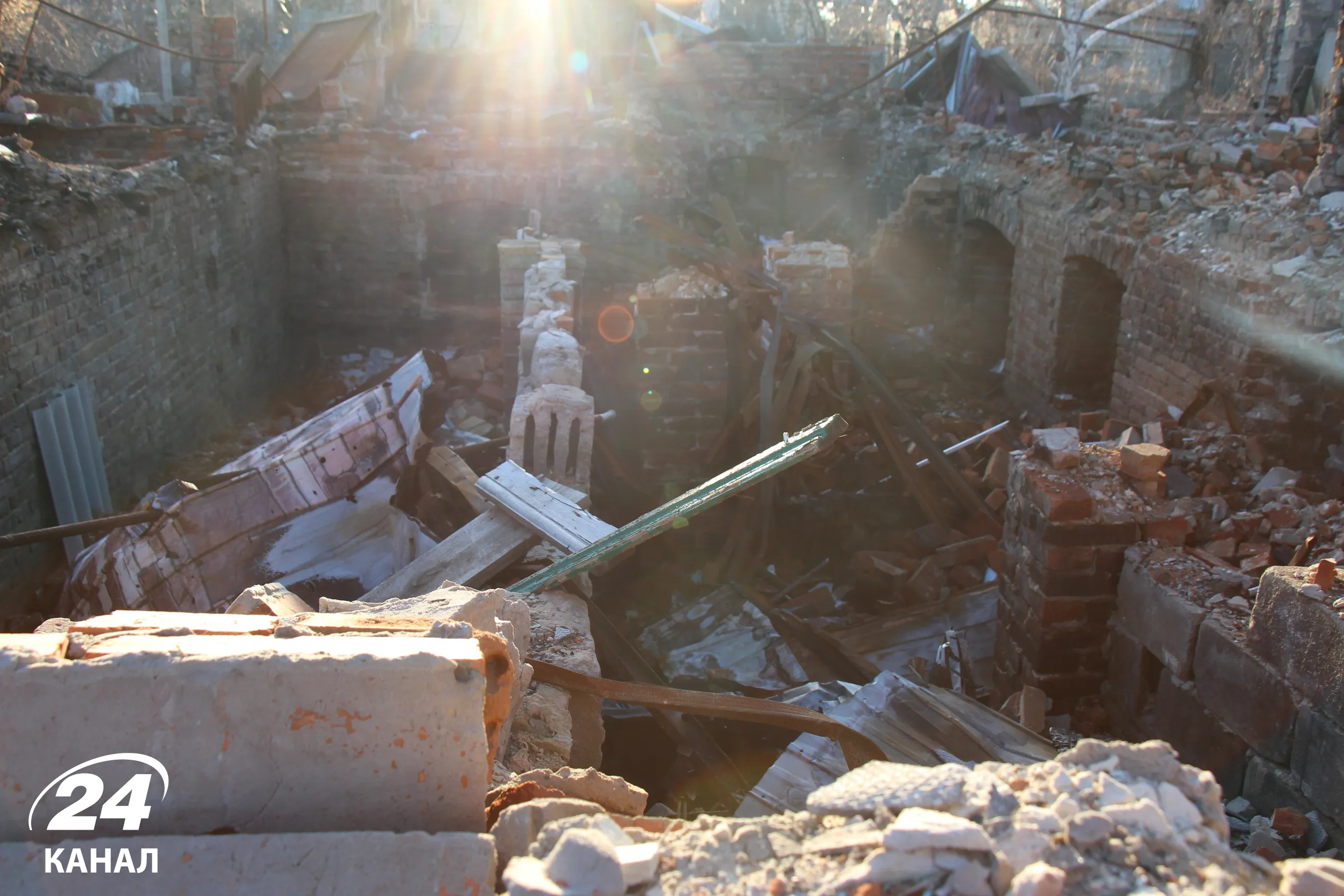 разрушенный дом в Изюме разрушенный дом в Изюме