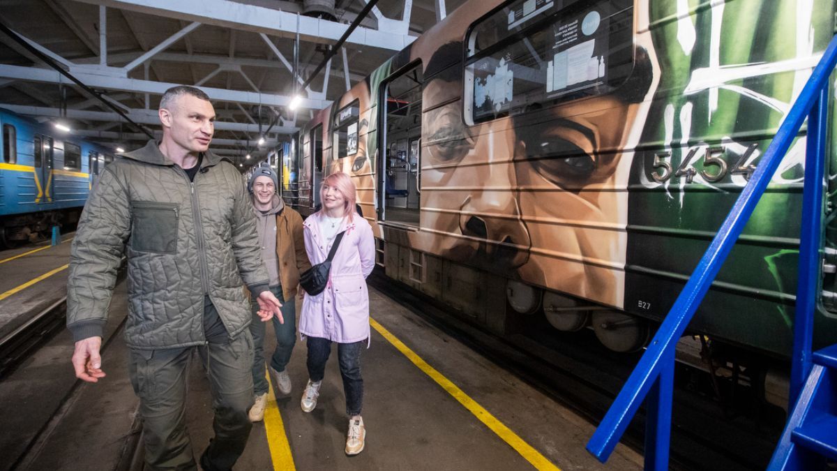 Киевский метрополитен запустил патриотический арт-поезд и получил гуманитарную помощь, – Кличко