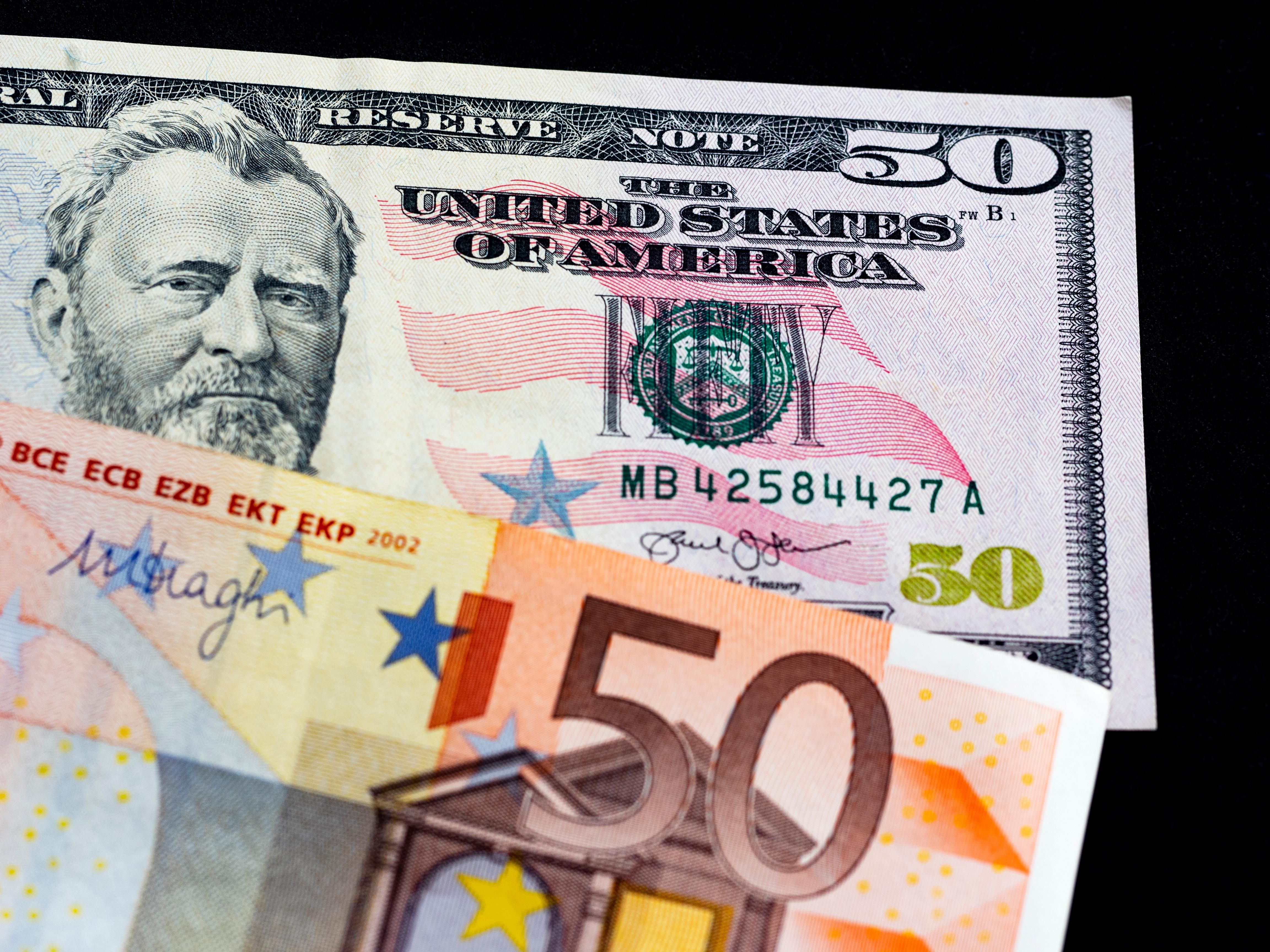 Долар і євро різко подешевшали в обмінниках - який сьогодні курс в банках