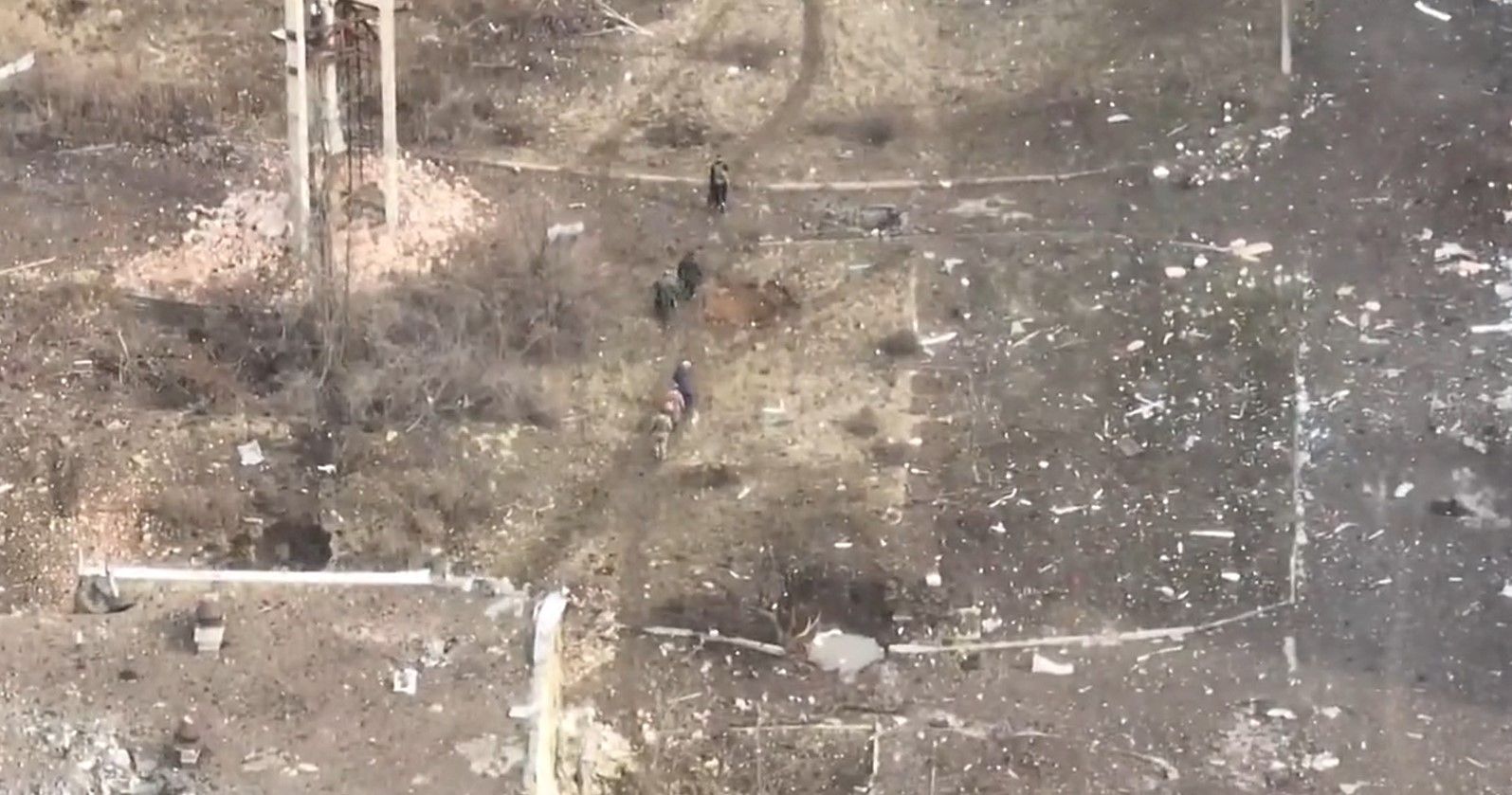 Позади колонны – оккупант с автоматом: россияне начали выводить гражданских из Бахмута - 24 Канал