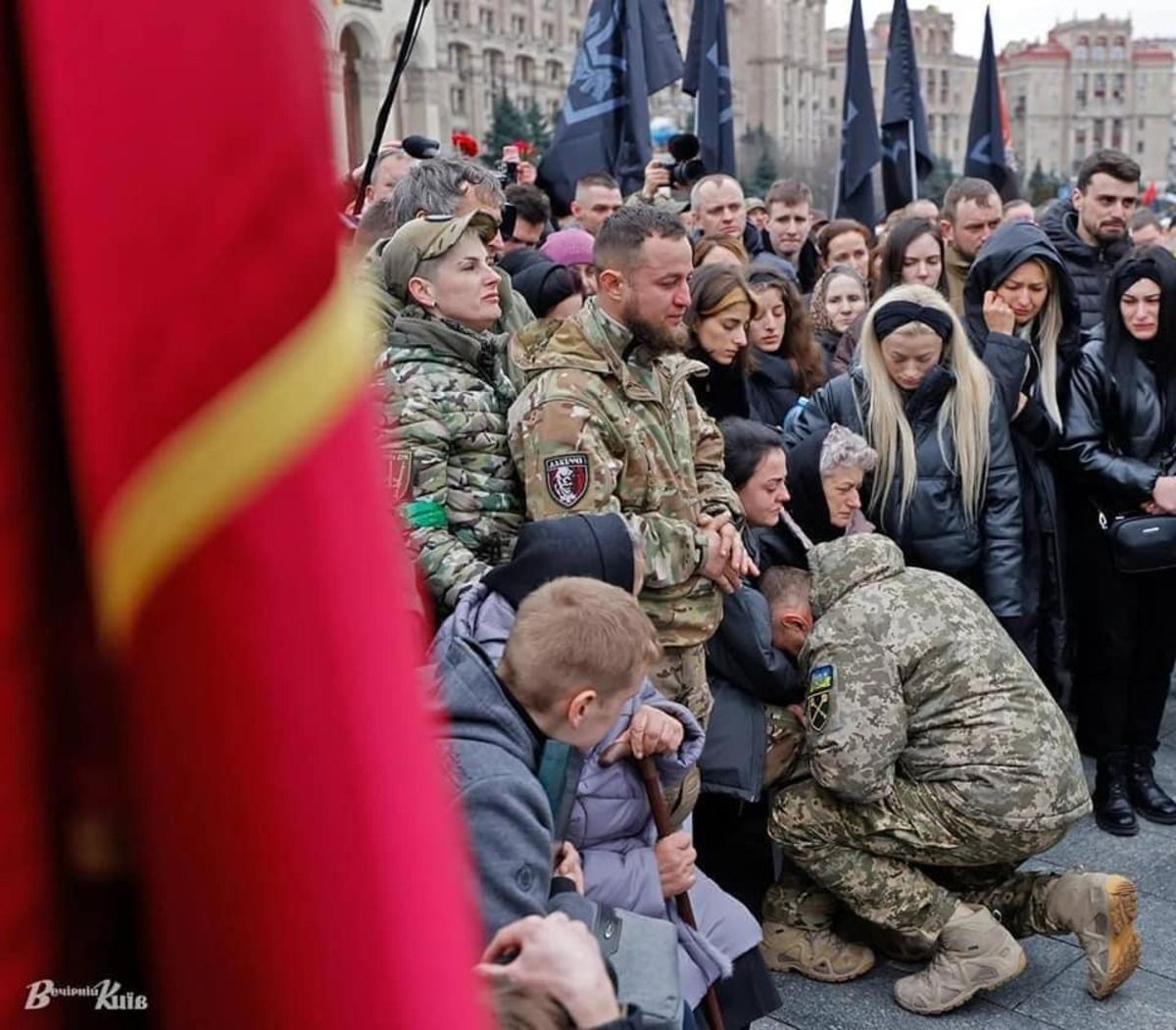Залужний стоїть навколішки перед рідними "Да Вінчі" Залужний стоїть навколішки перед рідними "Да Вінчі"