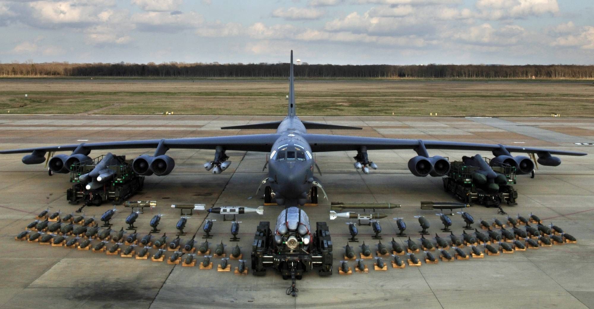 Самолет Б-52 пролетел вдоль границы России – реакция россиян