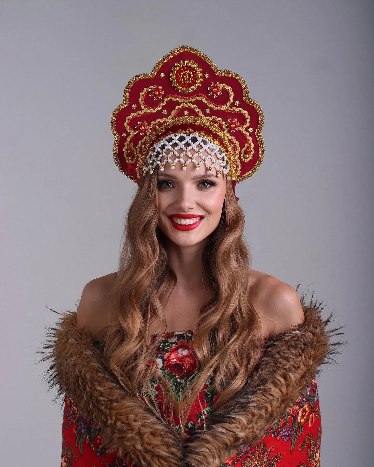 Росіянка в національному костюмі на Miss Charm 2023