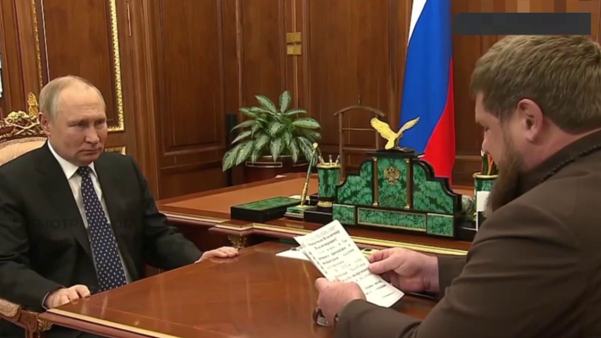 Проблемы со зрением или с мозгом: Кадырову на встречу с Путиным дали доклад гигантским шрифтом - 24 Канал Проблемы со зрением или с мозгом: Кадырову на встречу с Путиным дали доклад гигантским шрифтом - 24 Канал