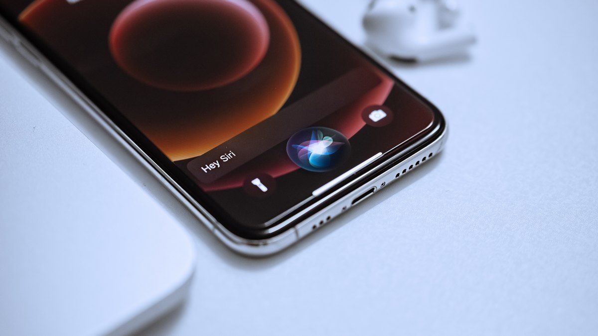 Apple прокачает Siri с помощью нейросетей, похожих на ChatGPT Apple прокачает Siri с помощью нейросетей, похожих на ChatGPT