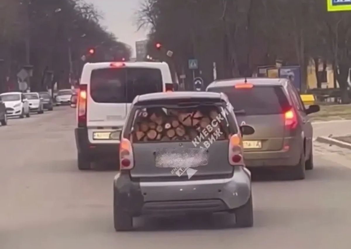 У Києві помітили автомобіль SMART з цікавим багажем У Києві помітили автомобіль SMART з цікавим багажем