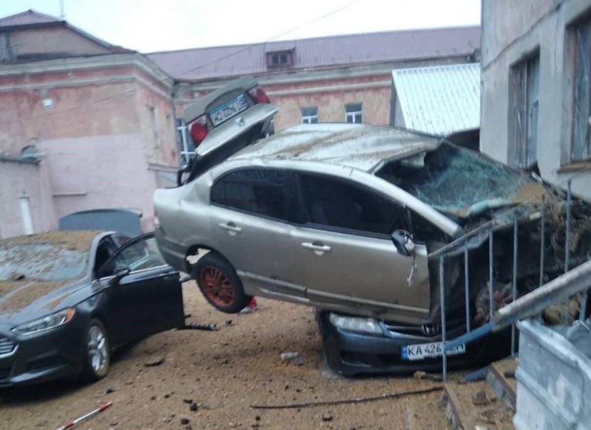 Россияне атаковали с беспилотников двор медучреждения в Херсоне - 24 Канал Россияне атаковали с беспилотников двор медучреждения в Херсоне - 24 Канал