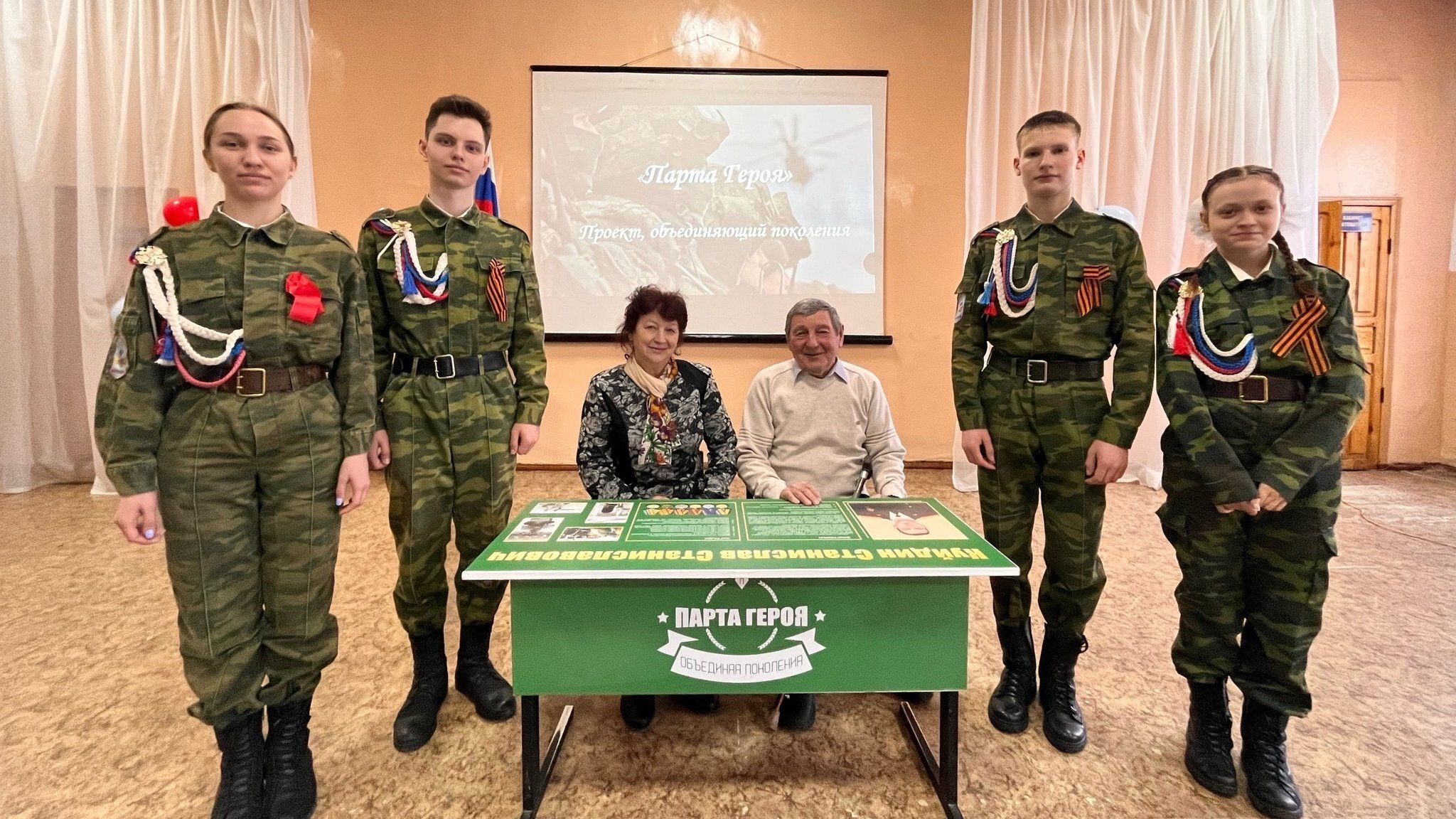 Сын превратился в стол: родственникам убитого оккупанта позволили посидеть за партой с его фото - 24 Канал Сын превратился в стол: родственникам убитого оккупанта позволили посидеть за партой с его фото - 24 Канал