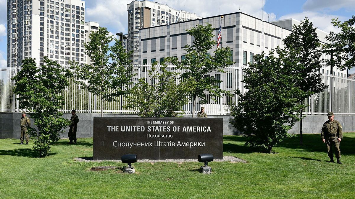 В посольстве США смешно отметили Всемирный день переработки - фото
