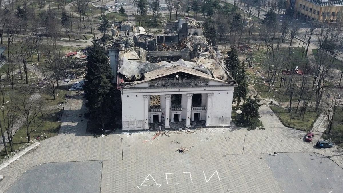 Драмтеатр Мариуполя после атаки россиян