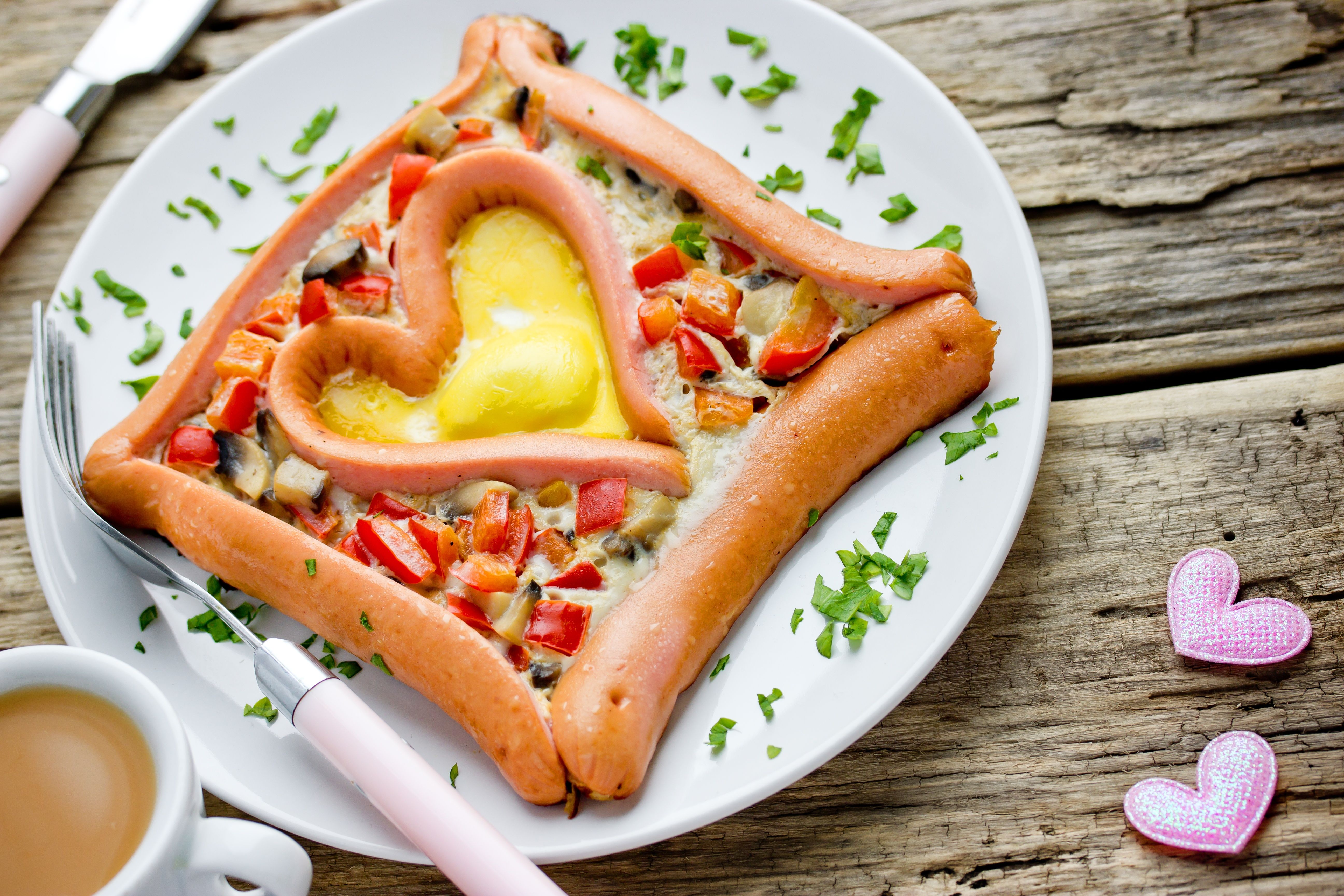 От корн-догов до фриттаты: очень вкусные блюда с сосисками