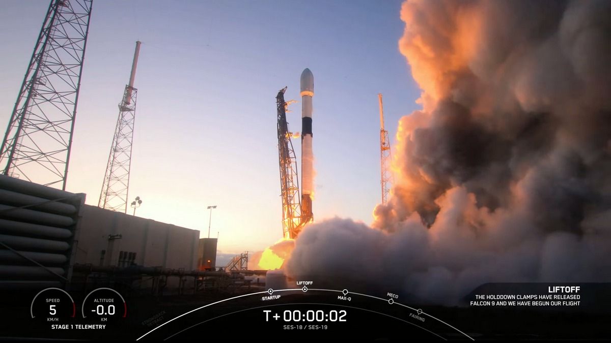 SpaceX за 5 годин відправила в космос дві ракети, а потім повернула їхні перші ступені