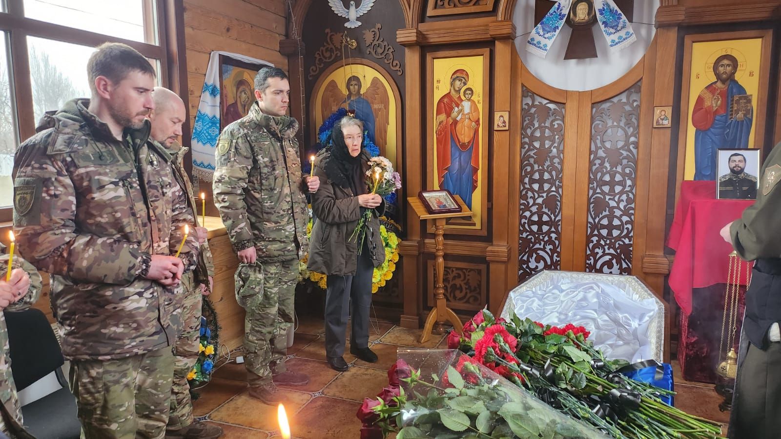 У Дніпрі попрощалися з поліцейським Олександром Дерев'янком У Дніпрі попрощалися з поліцейським Олександром Дерев'янком