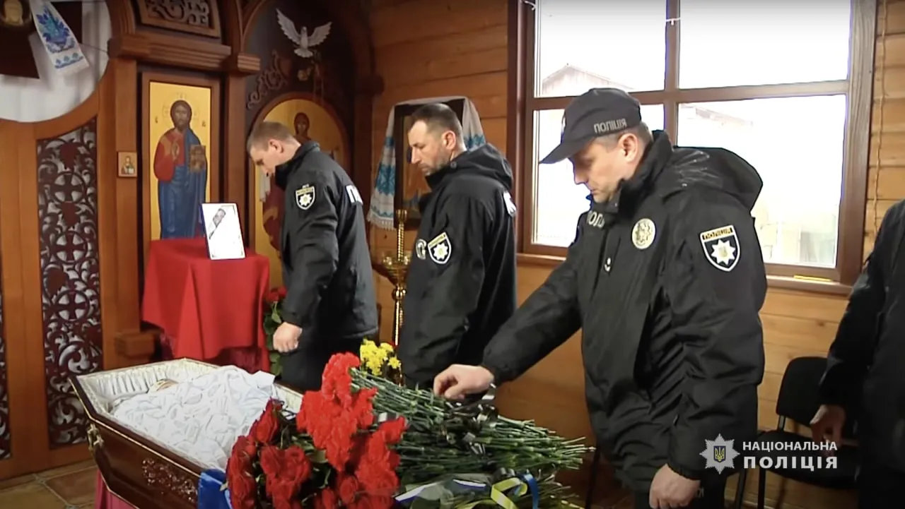Коллеги пришли почтить память погибшего полицейского