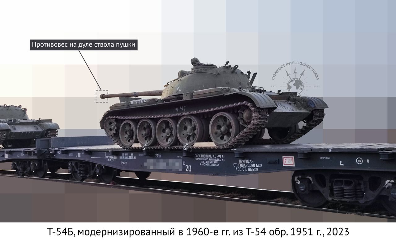 Танк Т-54 при перемещении с баз хранения в России