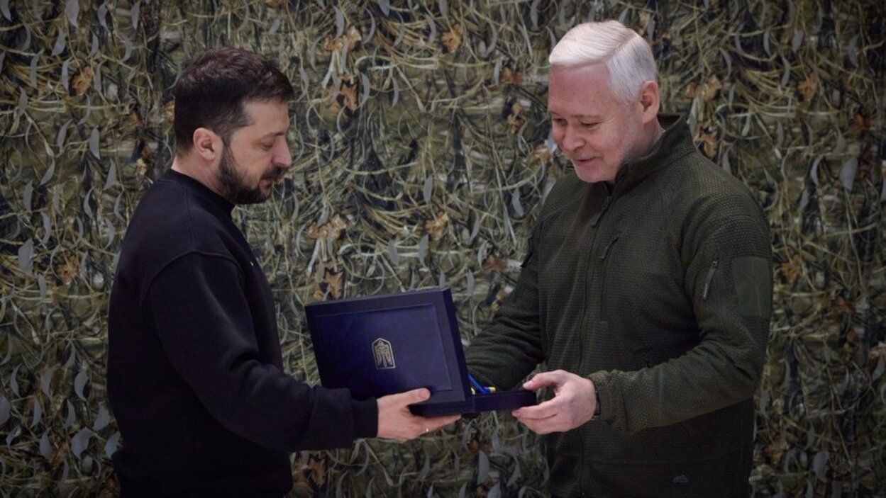 Зеленський приїхав у Харків і передав Терехову відзнаку Місто-герой - 24 Канал Зеленський приїхав у Харків і передав Терехову відзнаку Місто-герой - 24 Канал