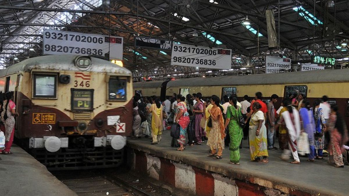 На железнодорожном вокзале в Индии включили порно