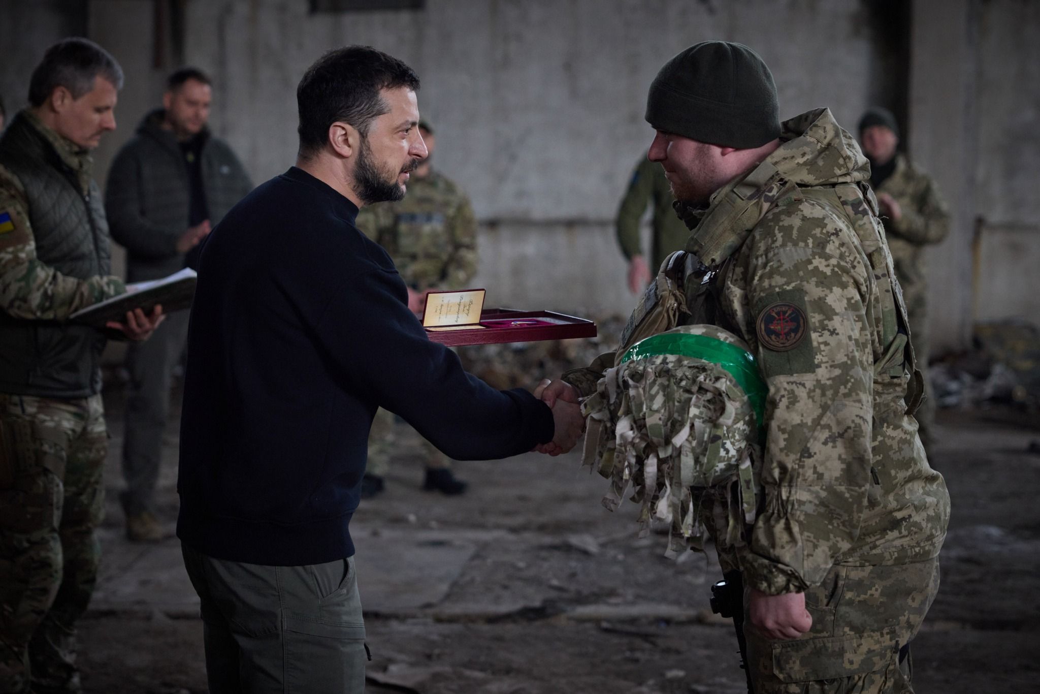 Владимир Зеленский вручает награды бойцам