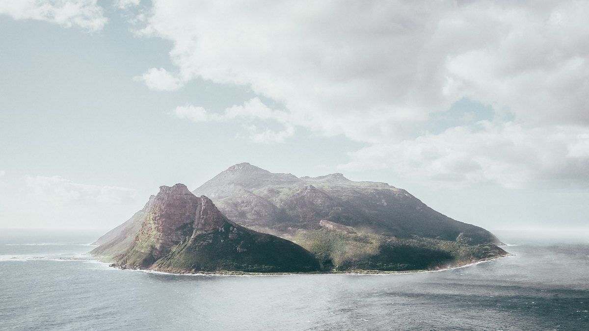 Пластикові скелі захоплюють далекий ізольований острів і це тривожить учених Пластикові скелі захоплюють далекий ізольований острів і це тривожить учених