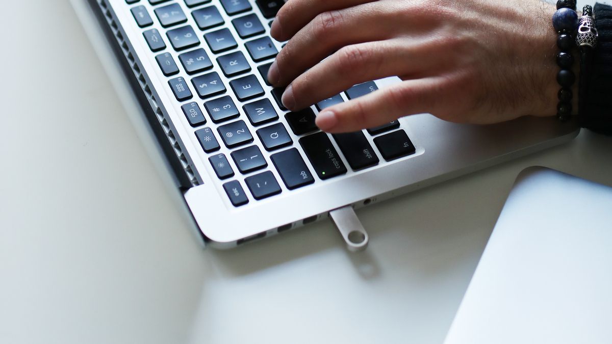 Журналист подключил присланную ему флешку к компьютеру, и та взорвалась прямо в лицо Журналист подключил присланную ему флешку к компьютеру, и та взорвалась прямо в лицо