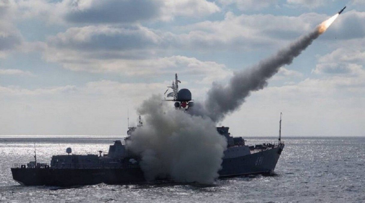 На боевом дежурстве в Черном море 4 вражеских ракетоносителя